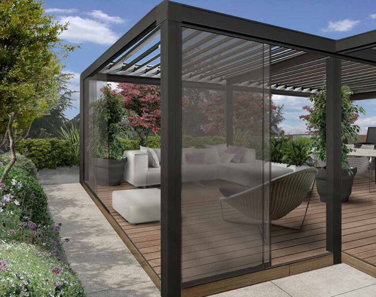 Il terrazzo con pergola bioclimatica e aree relax